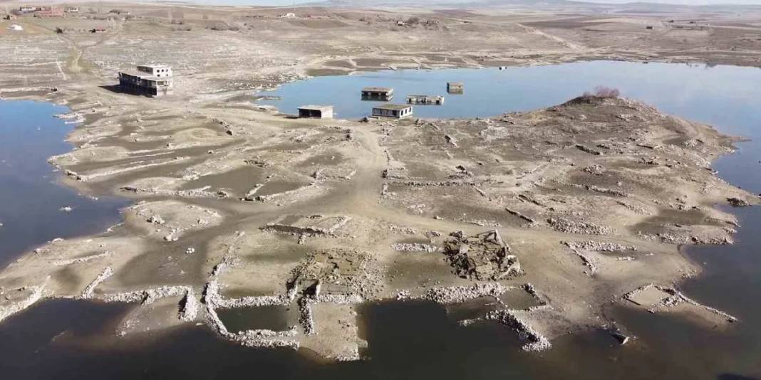 Kuraklık ortaya çıkarmıştı: Eski köy yerleşkesi yeniden kayboldu 1